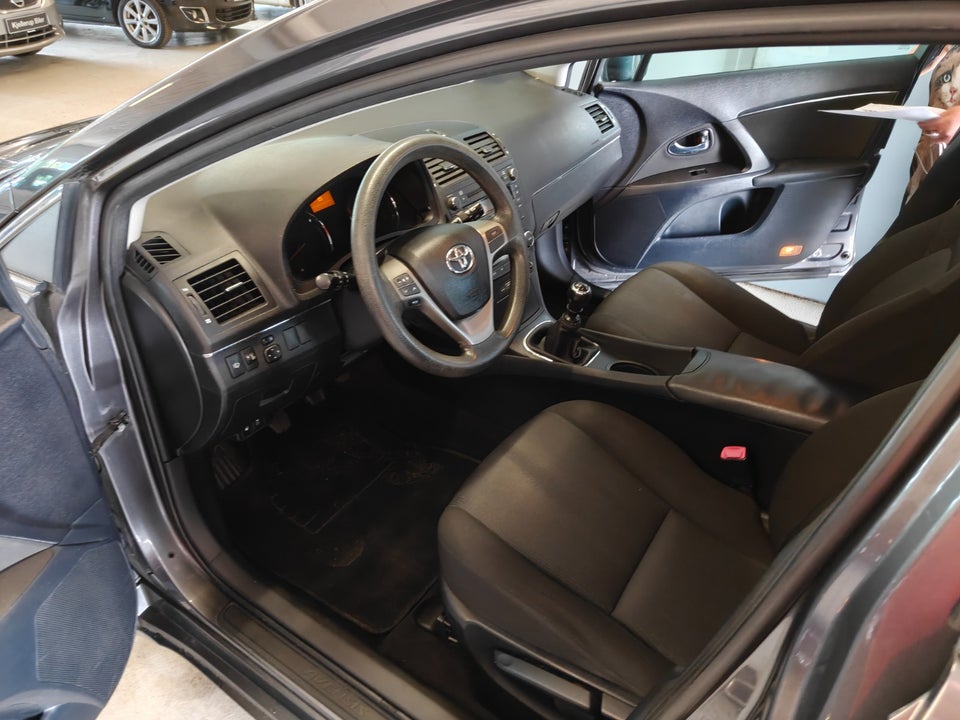 Toyota Avensis 1,6 VVT-i T1 stc. 5d