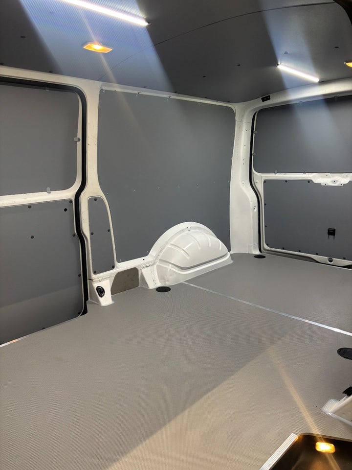 VW Transporter 2,0 TDi 150 Kassevogn DSG lang