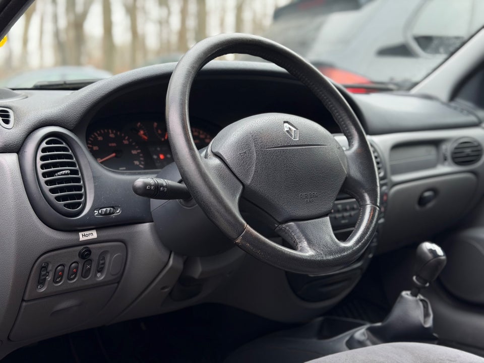 Renault Megane I 1,6 16V Expression 5d