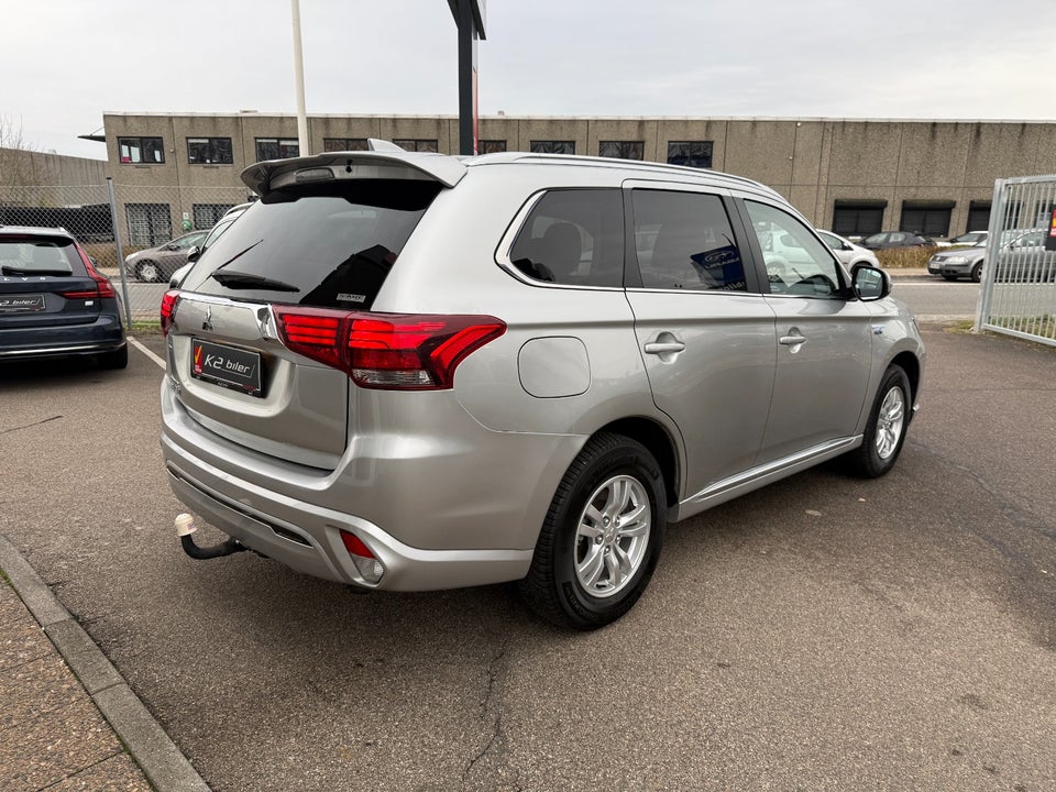 Mitsubishi Outlander 2,4 PHEV Invite CVT 4WD 5d