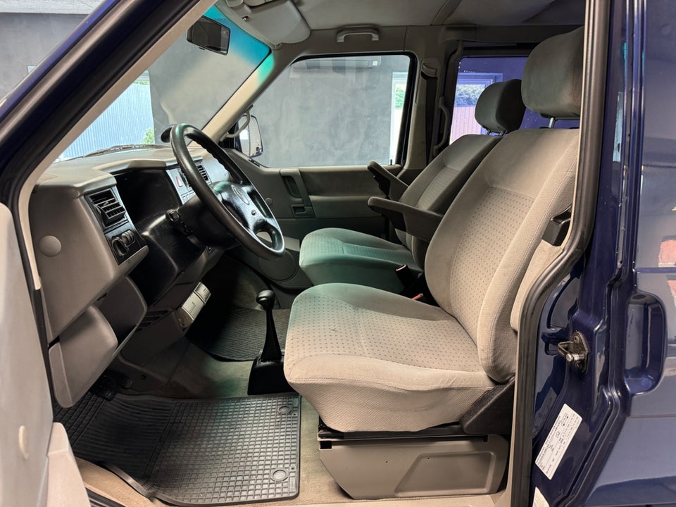 VW Caravelle 2,5 TDi 102 Syncro lang 9prs 4d