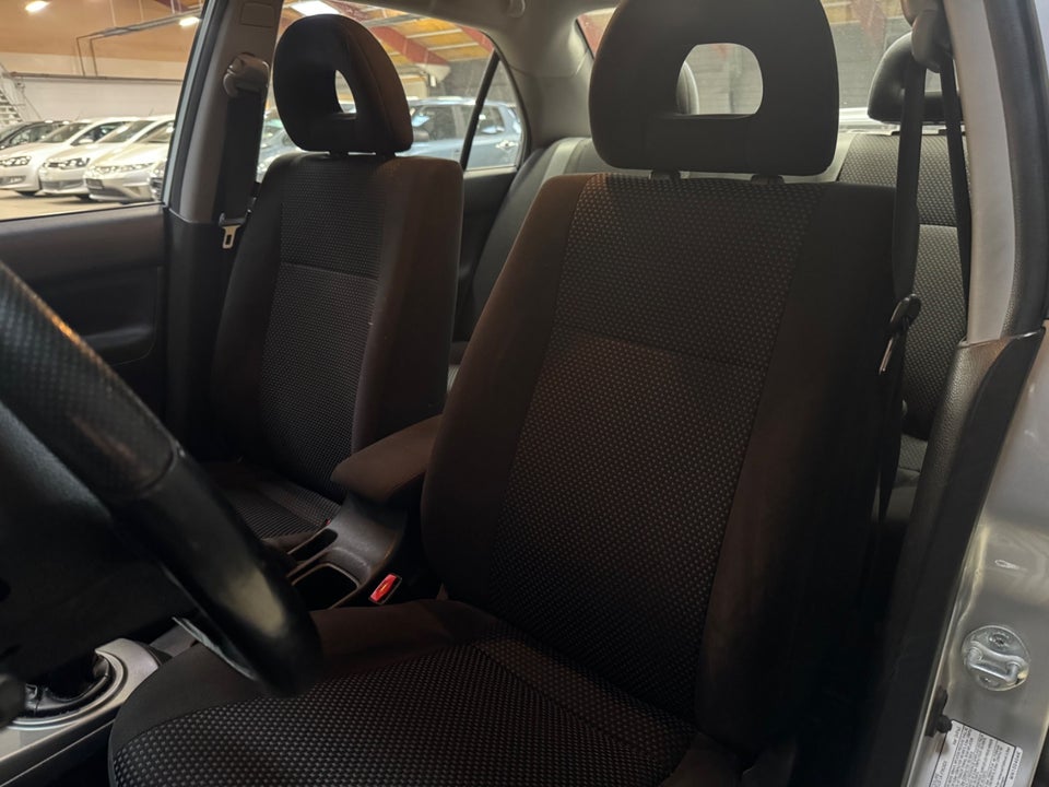 Mitsubishi Lancer 1,6 Invite 4d