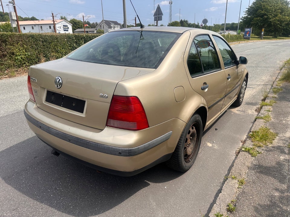 VW Bora 2,0 Comfortline aut. 4d