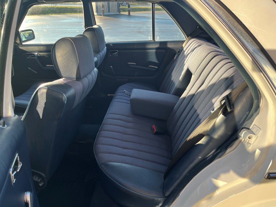 Mercedes 230 E 2,3  4d