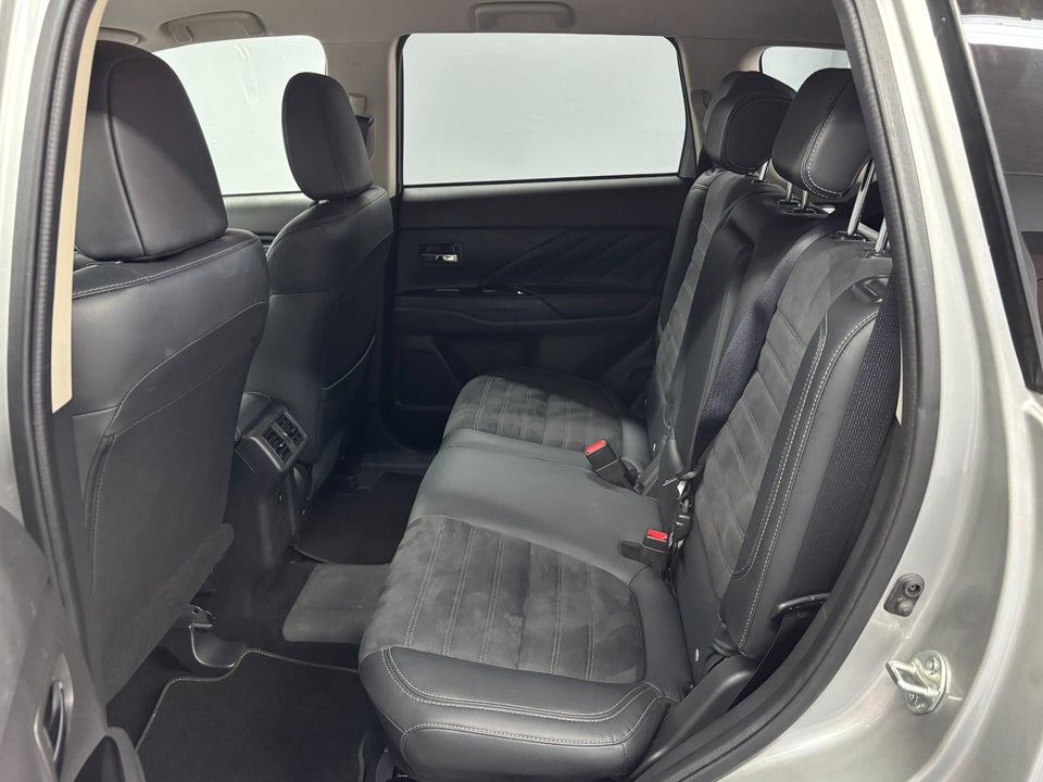 Mitsubishi Outlander 2,4 PHEV Business CVT 4WD 5d