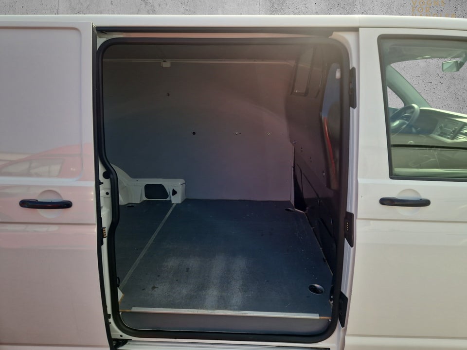 VW Transporter 2,0 TDi 110 Kassevogn lang