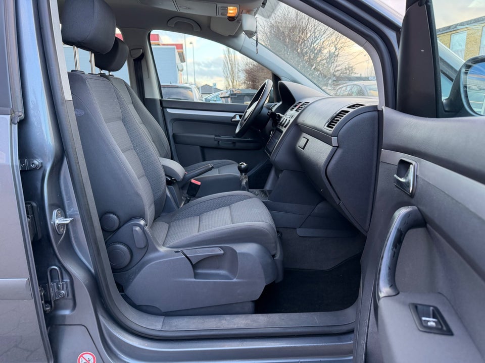 VW Touran 1,6 FSi Highline 5d