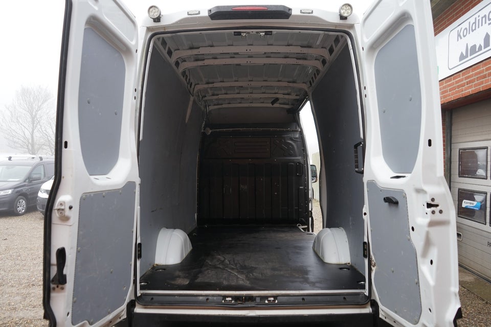Iveco Daily 2,3 35S16 12m³ Van AG8