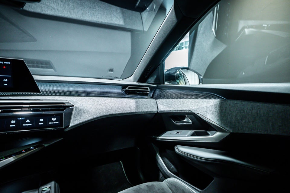 Peugeot e-3008 77 GT 5d