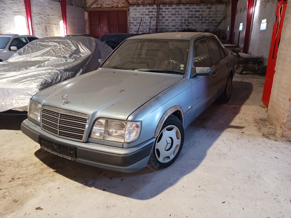 Mercedes 260 E 2,6  4d