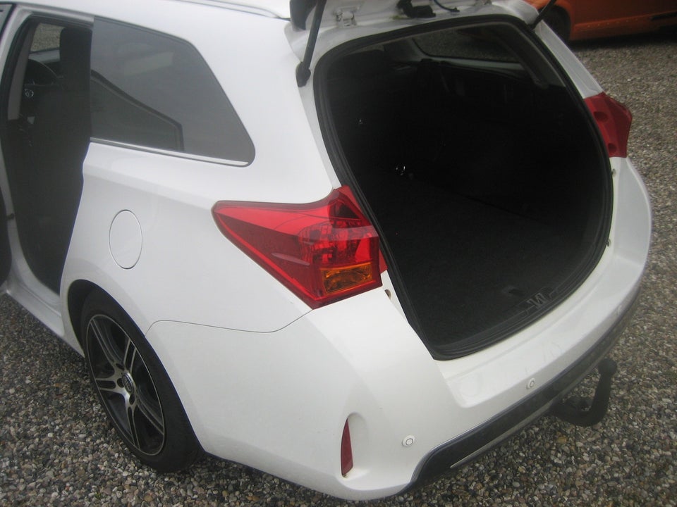 Toyota Auris 2,0 D-4D T2 Touring Sports Skyview 5d