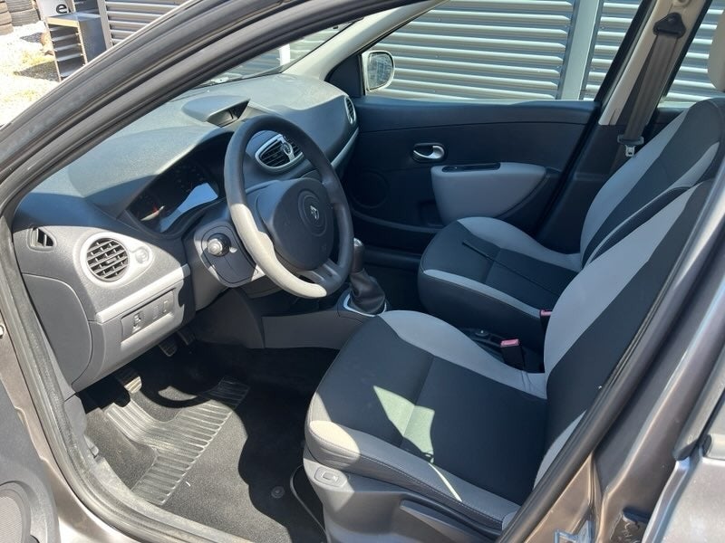 Renault Clio III 1,2 16V Authentique 5d