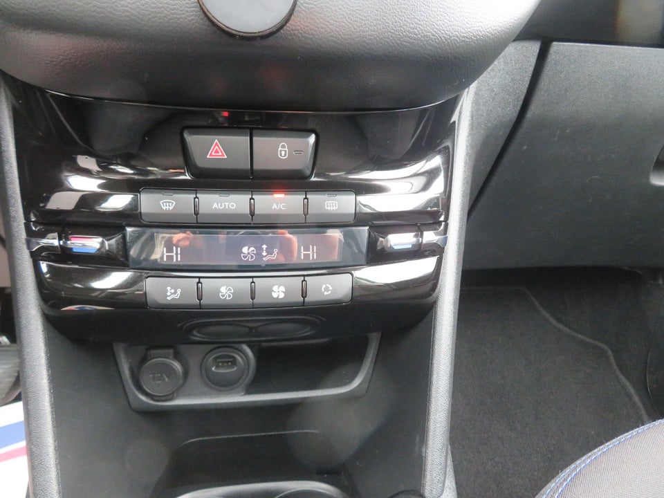 Peugeot 208 1,2 VTi 82 Signature Sky 5d