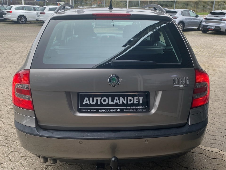 Skoda Octavia 2,0 TDi Elegance Combi 5d