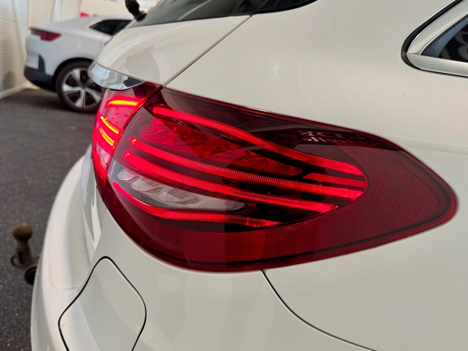 Mercedes C300 de 2,0 AMG Line stc. aut. 5d