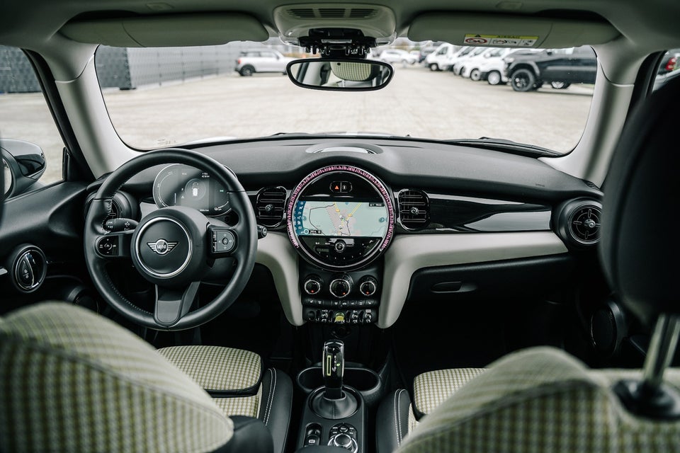 MINI Cooper SE Essential 3d