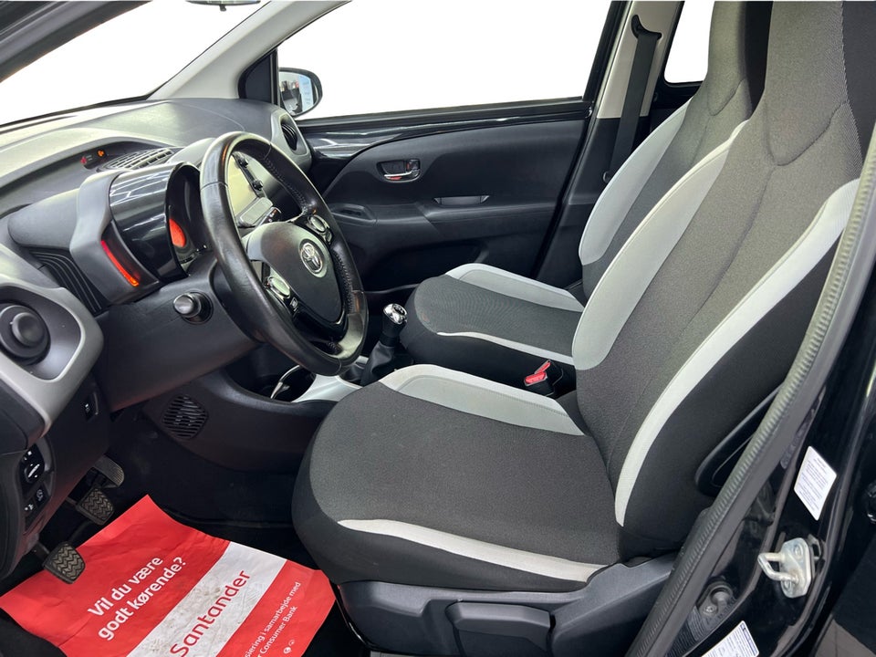 Toyota Aygo 1,0 VVT-i x-black 5d