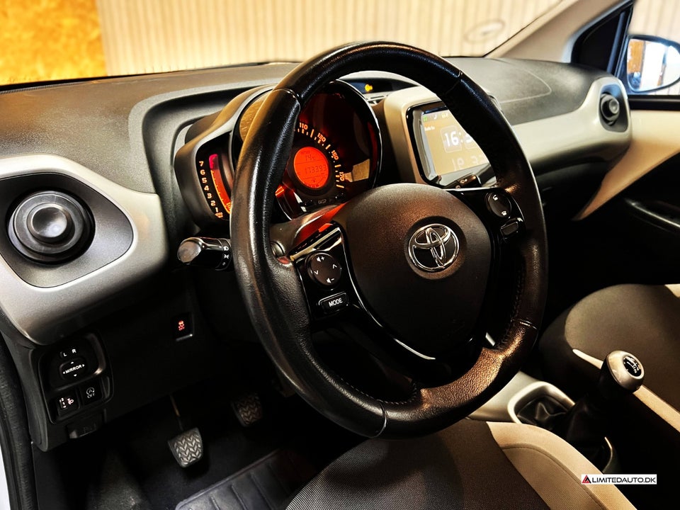 Toyota Aygo 1,0 VVT-i x-play x-touch 5d