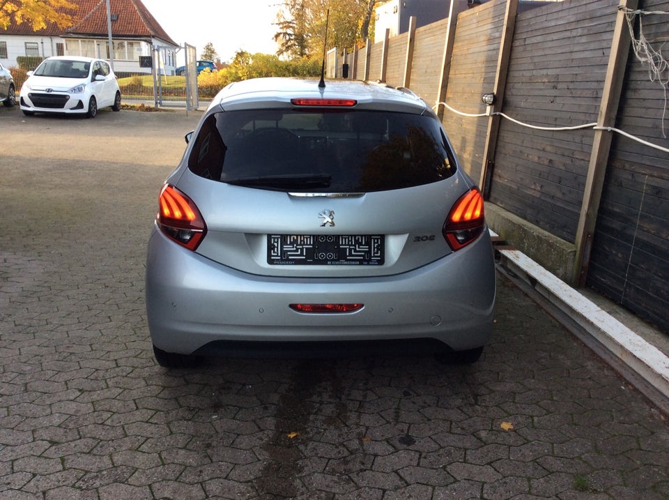 Peugeot 208 1,2 VTi 82 Allure Sky 5d