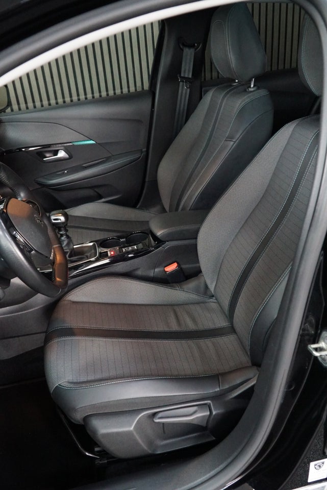 Peugeot 208 1,2 PureTech 100 Allure Sky 5d