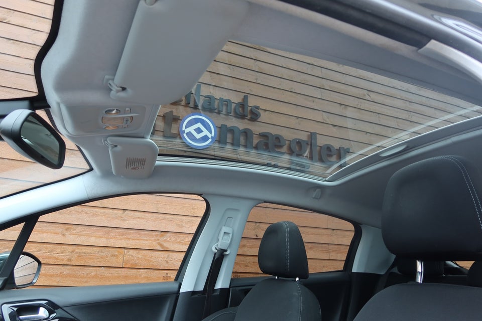 Peugeot 208 1,2 VTi Allure Sky 5d