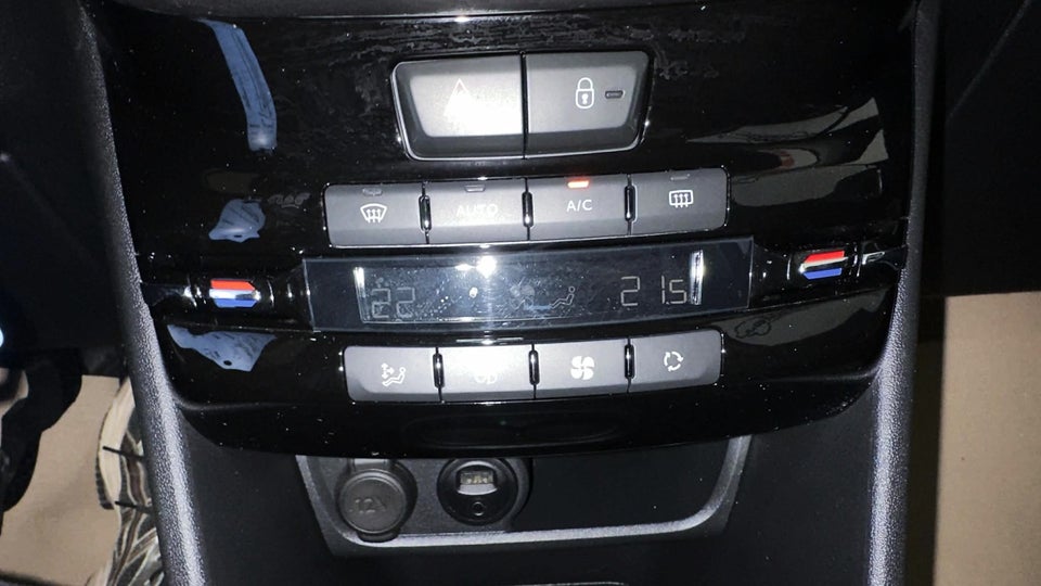 Peugeot 2008 1,2 e-THP 130 Allure Sky 5d