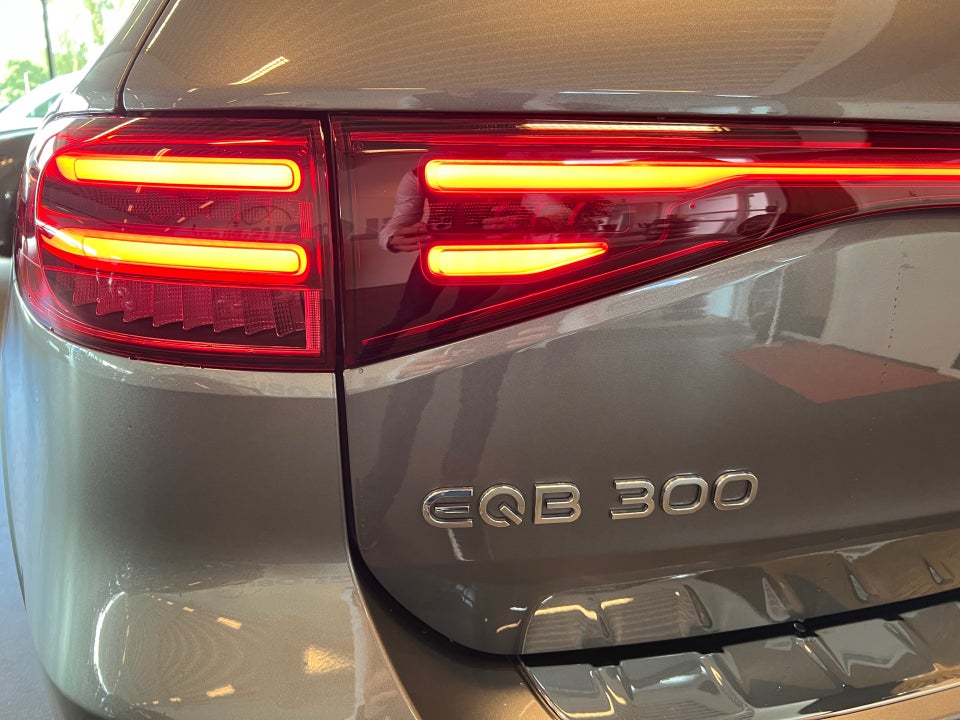 Mercedes EQB300 Progressive Advance Plus 4Matic 7prs 5d