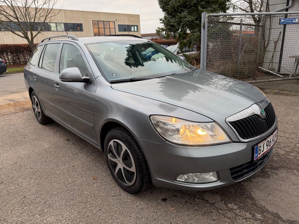 Skoda Octavia 1,6 TDi 105 Ambiente Combi 5d