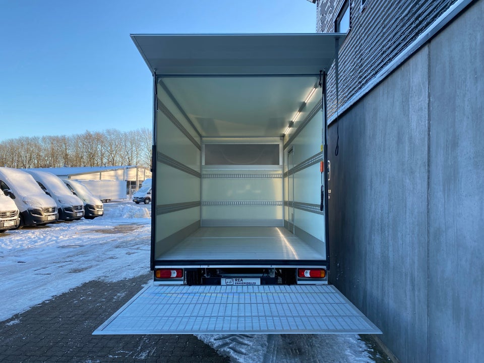 Iveco Daily 3,0 35S18 Box m/lift AG8 2d