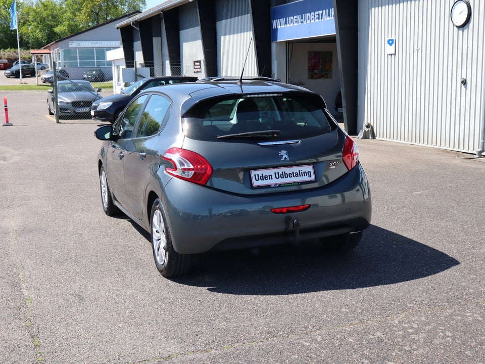 Peugeot 208 1,6 e-HDi 92 Allure Sky 5d