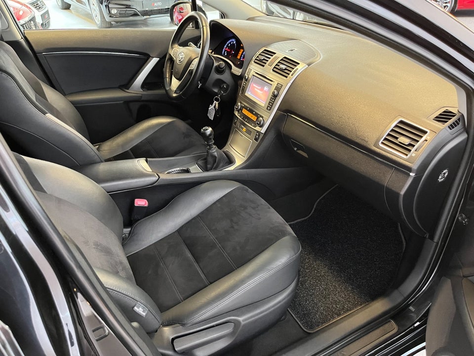 Toyota Avensis 1,6 VVT-i T2 Premium stc. 5d