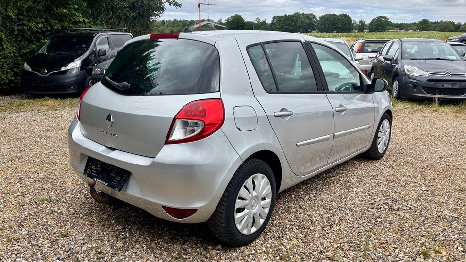 Renault Clio III 1,2 16V TCe Authentique 5d