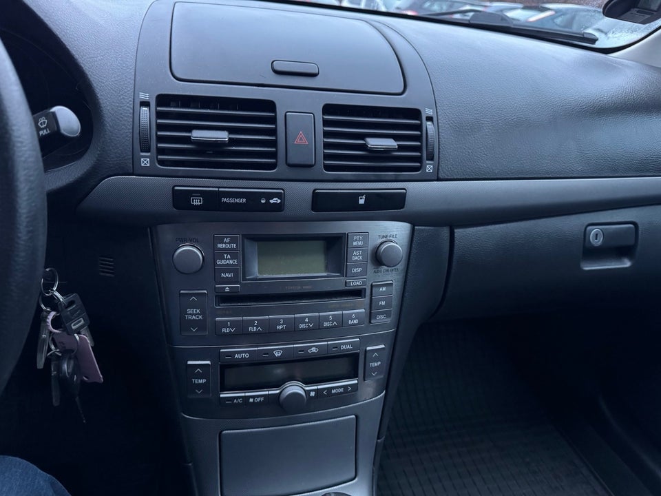 Toyota Avensis 1,8 Sol+ stc. 5d