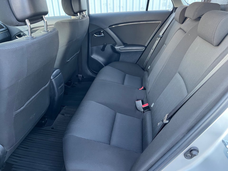 Toyota Avensis 1,6 VVT-i T1 stc. 5d