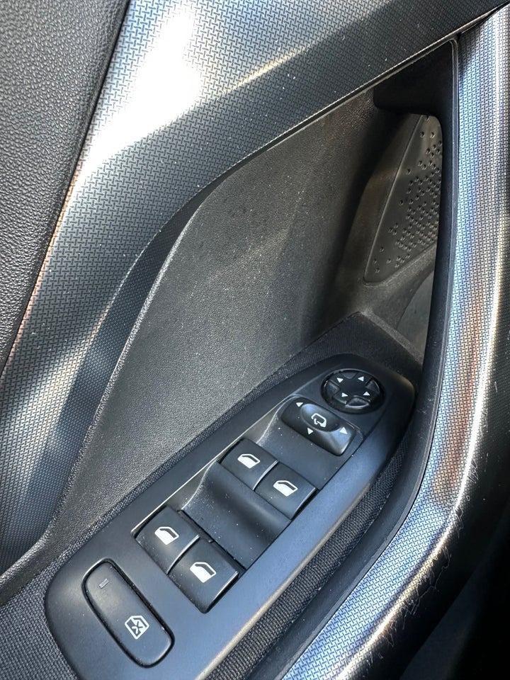 Peugeot 2008 1,2 PureTech 82 Selection Sky 5d