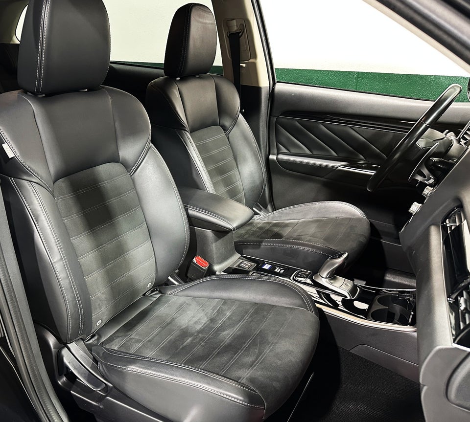 Mitsubishi Outlander 2,4 PHEV Luxury CVT 4WD 5d