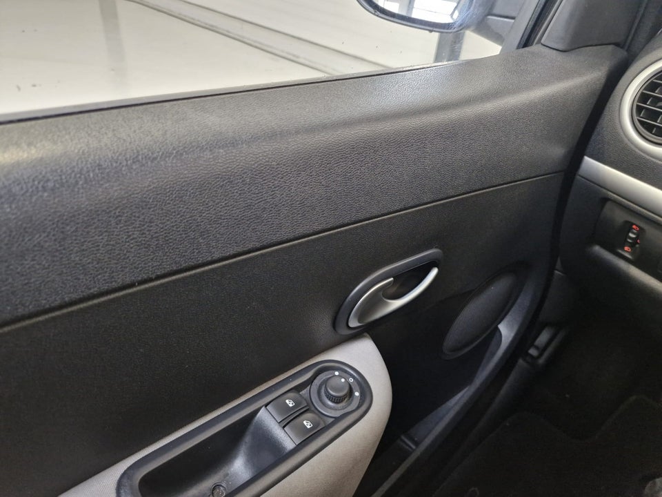 Renault Clio III 1,2 16V Authentique Sport Tourer 5d