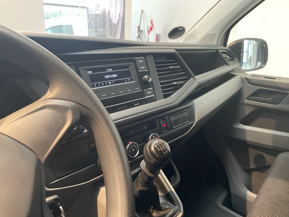 VW Transporter 2,0 TDi 110 Kassevogn kort