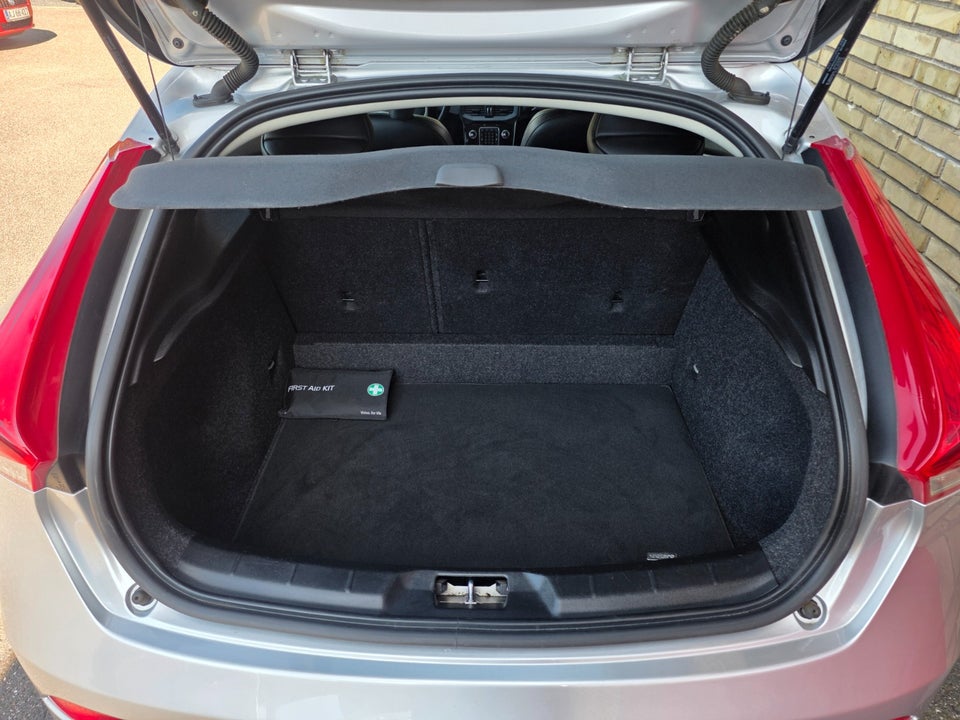 Volvo V40 2,0 T3 152 Momentum 5d
