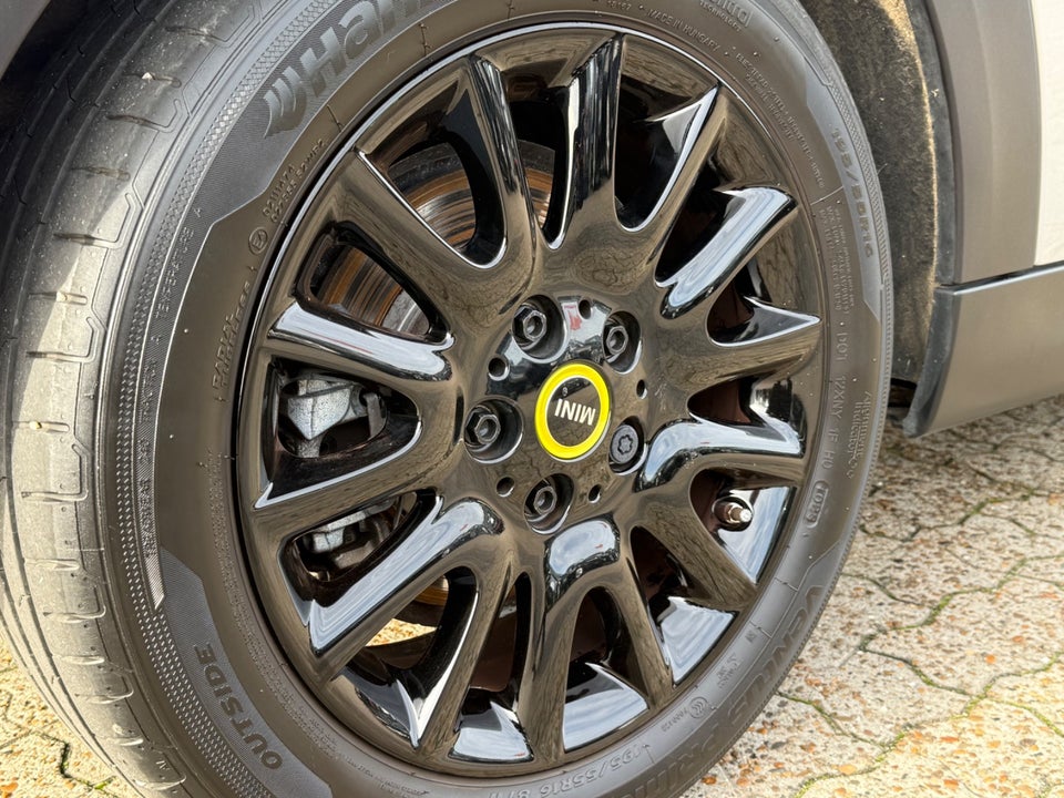 MINI Cooper SE Essential 3d