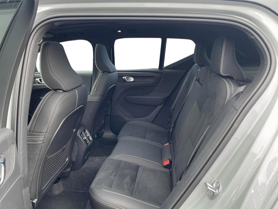 Volvo EX40 Extended Range Black Edition Excess 5d