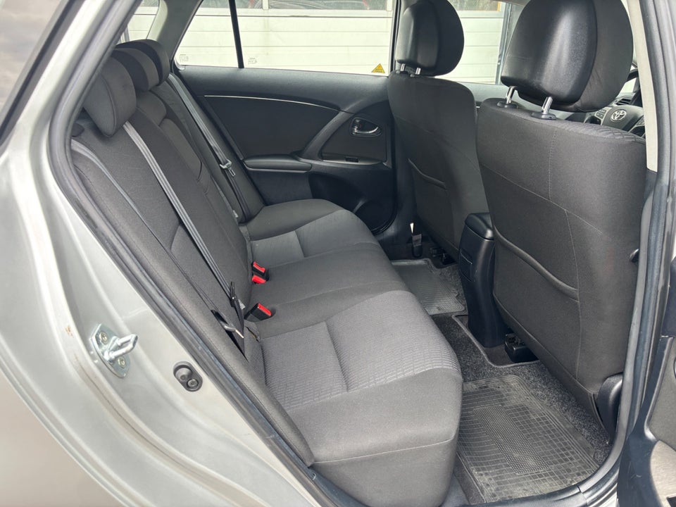 Toyota Avensis 1,8 VVT-i T2 stc. E-CVT 5d