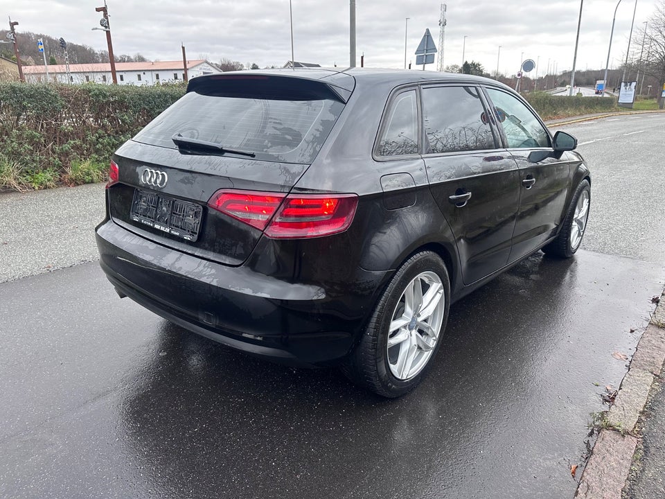 Audi A3 1,6 TDi Attraction Sportback 5d