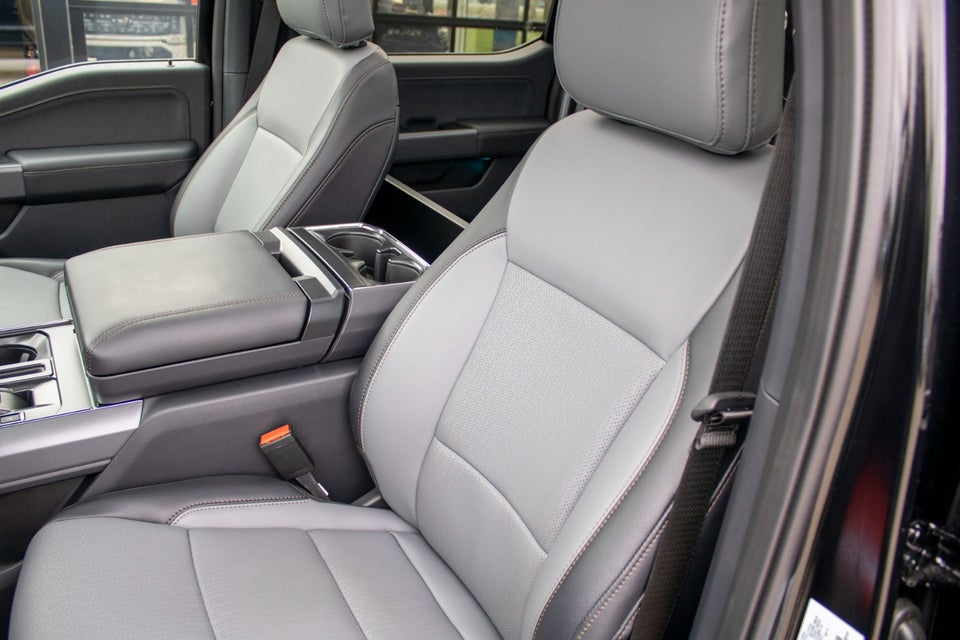 Ford F-150 131 Lightning Lariat Extended Range 4d