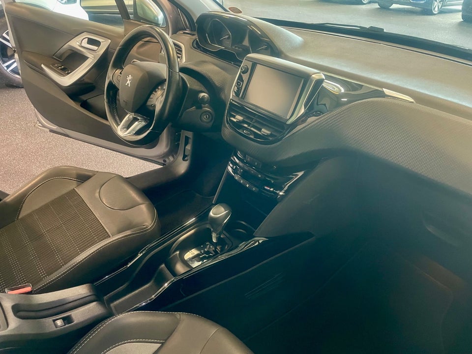 Peugeot 2008 1,2 e-THP 110 Allure Sky EAT6 5d