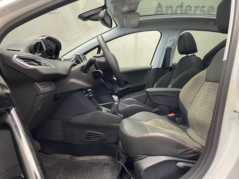 Peugeot 208 1,2 VTi Allure Sky 5d