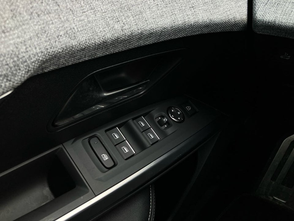 Peugeot e-3008 77 GT 5d