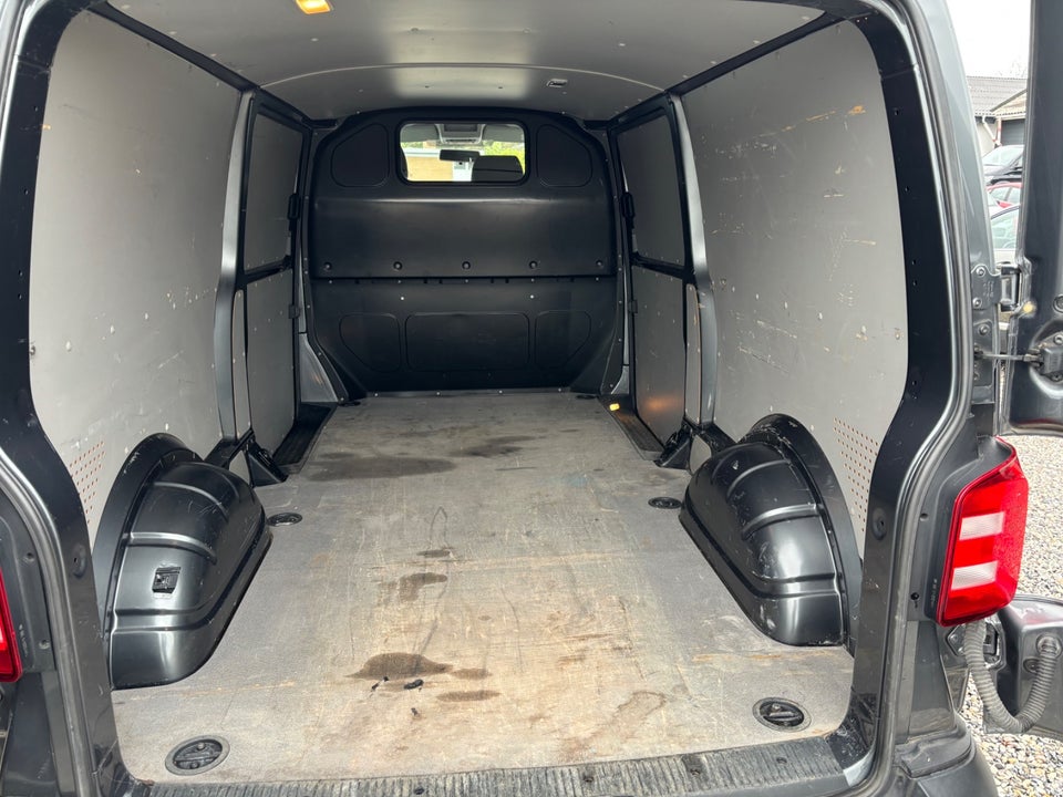 VW Transporter 2,0 TDi 150 Kassevogn lang