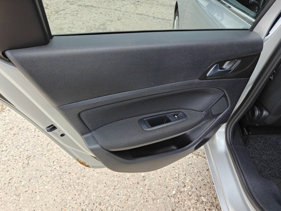 Peugeot 308 1,6 BlueHDi 120 Style Limited SW 5d