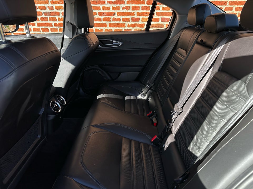 Alfa Romeo Giulia 2,0 T 280 Veloce aut. Q4 4d